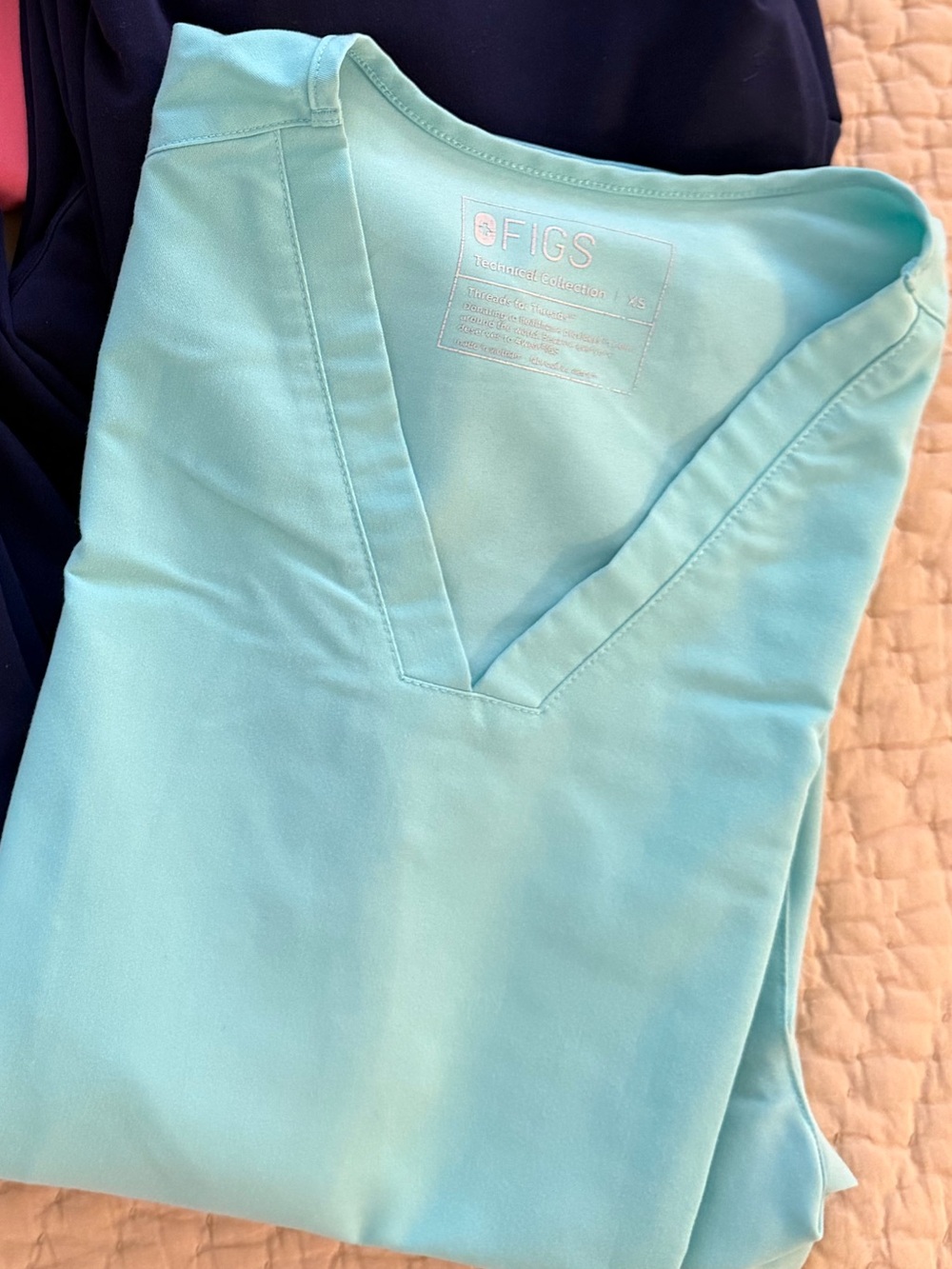 Figs Scrub Set - Top and Joggers - Picture 5 of 5